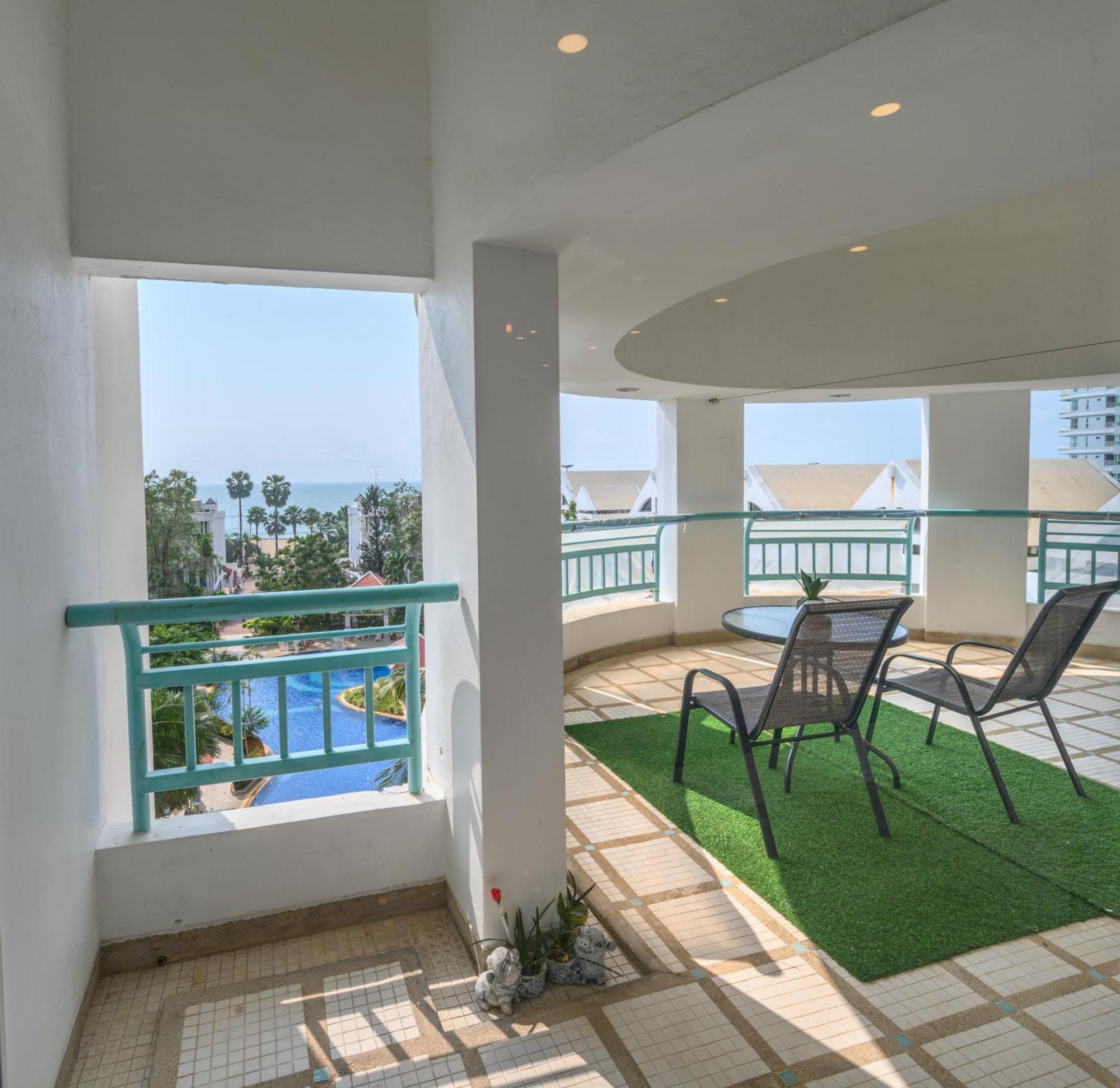 Jomtien Beachfront Stylish Studio , Stunning Seaview , Big Pool Экстерьер фото