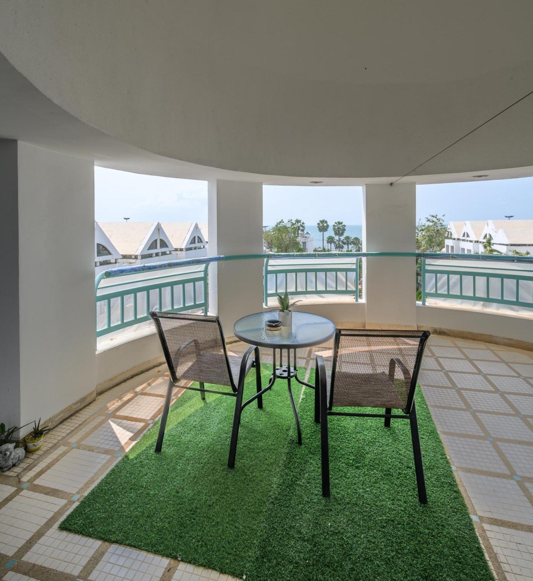 Jomtien Beachfront Stylish Studio , Stunning Seaview , Big Pool Экстерьер фото